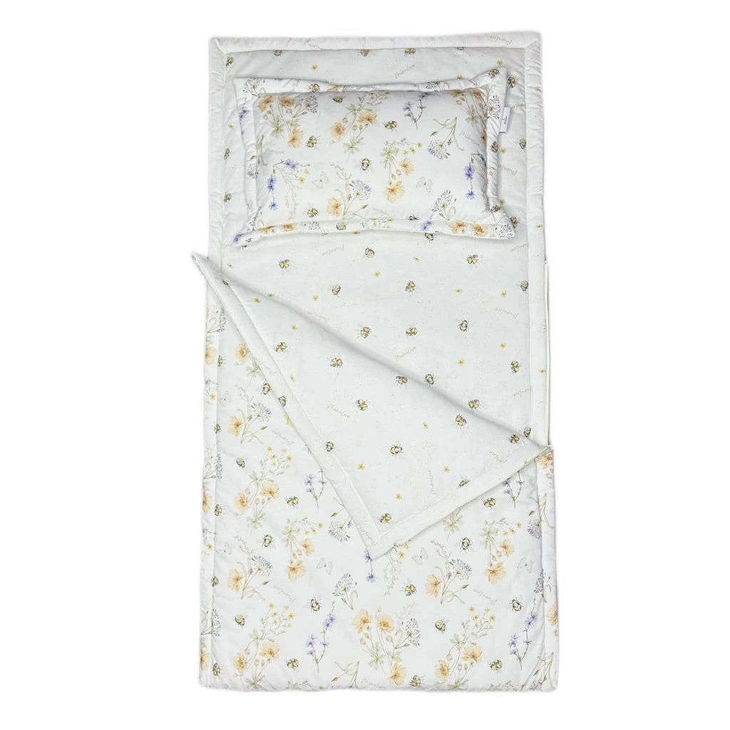 Kleiner weißer Schlafsack Wiese