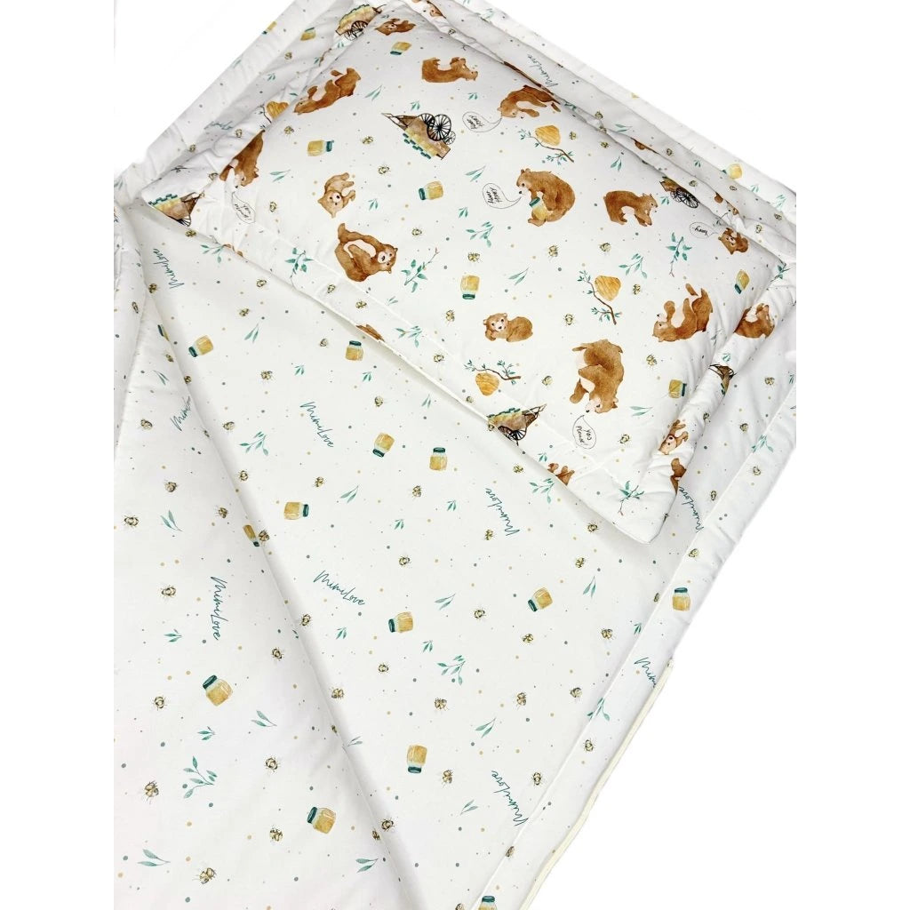Kleiner weißer Schlafsack Honig Teddybär